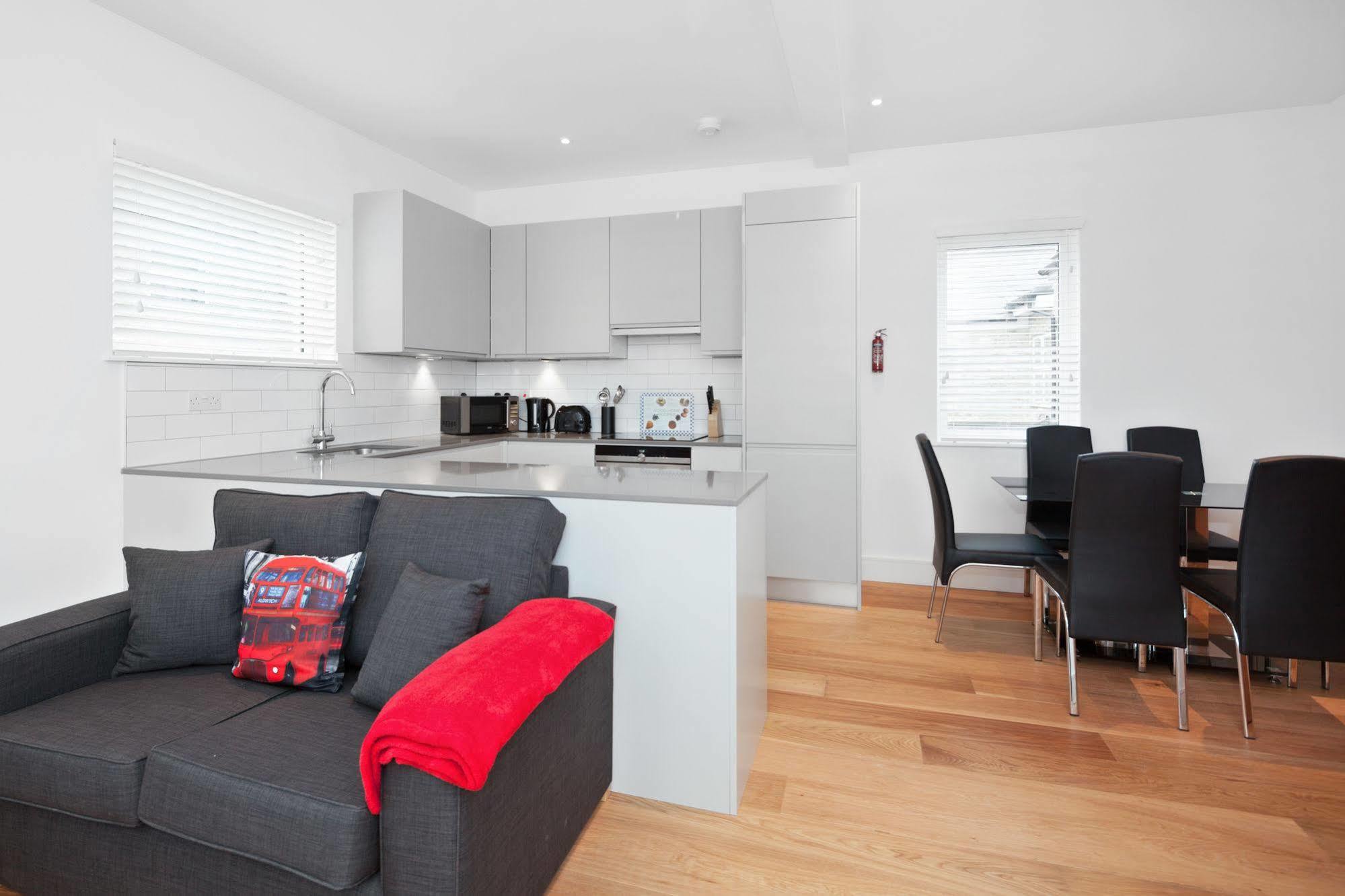 런던 Access West Kensington 아파트 외부 사진