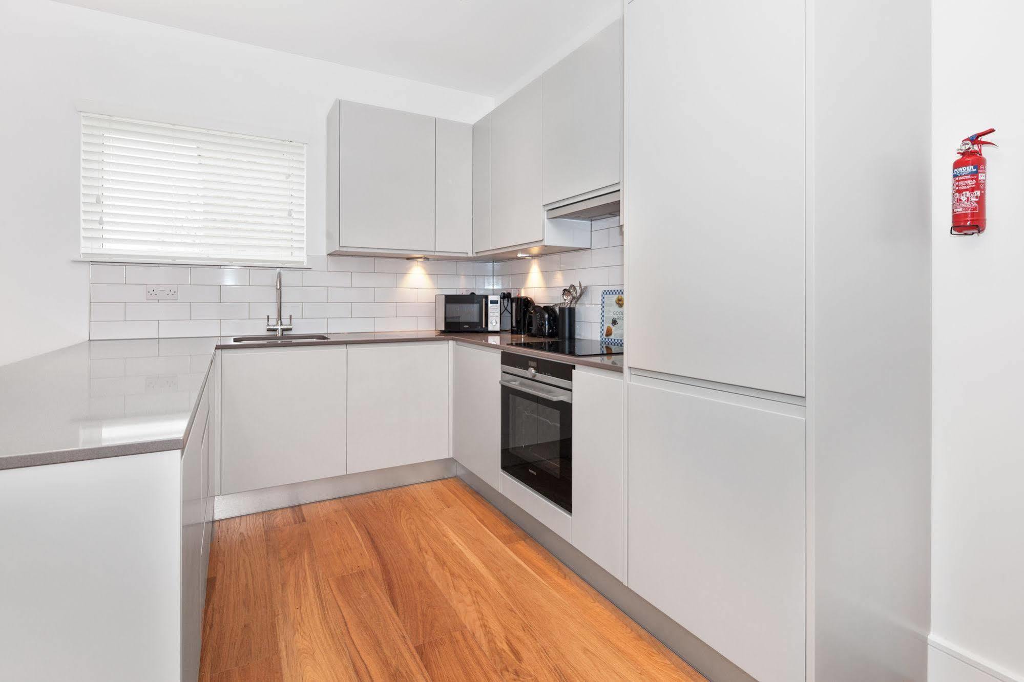 런던 Access West Kensington 아파트 외부 사진