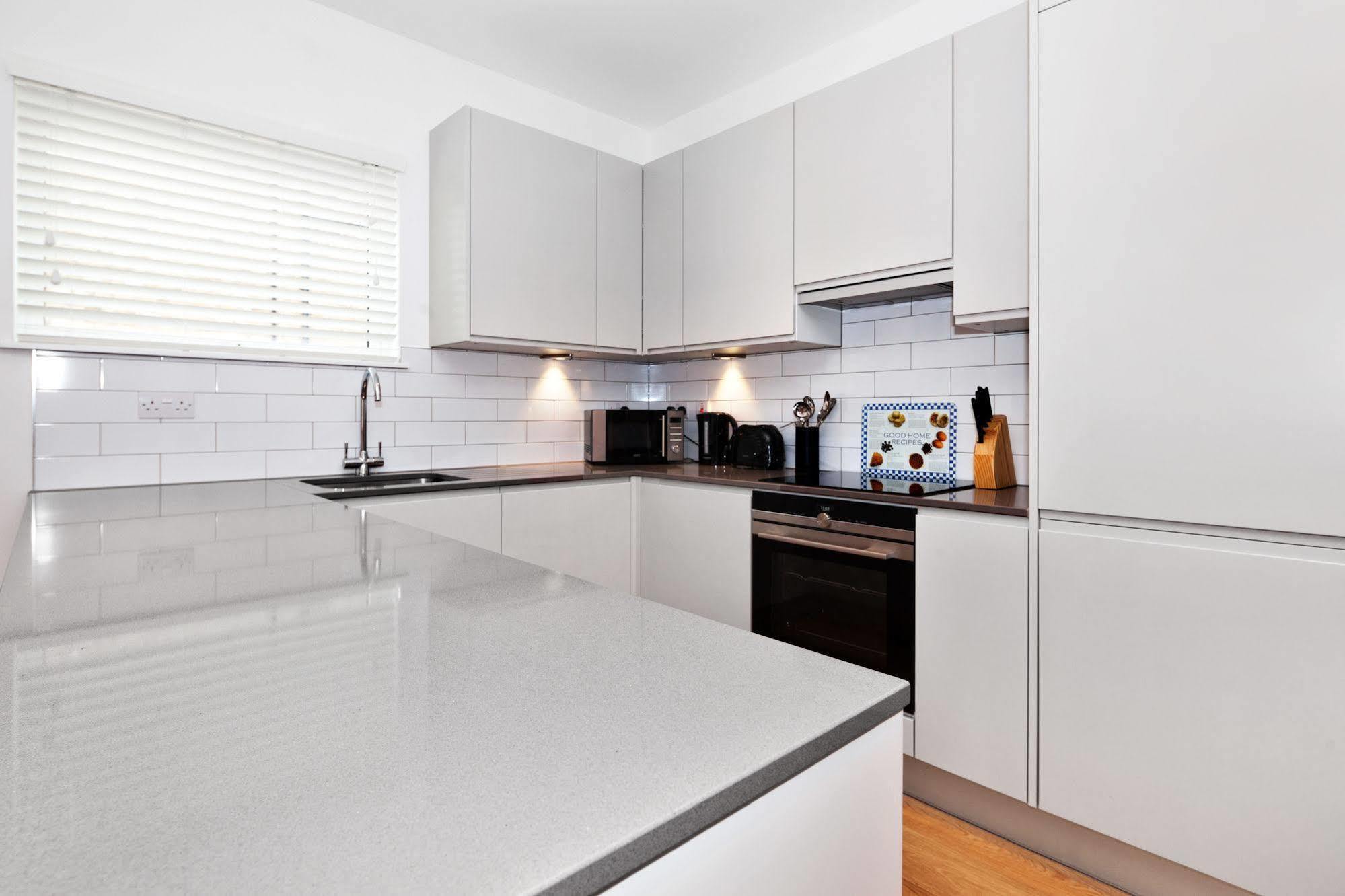 런던 Access West Kensington 아파트 외부 사진