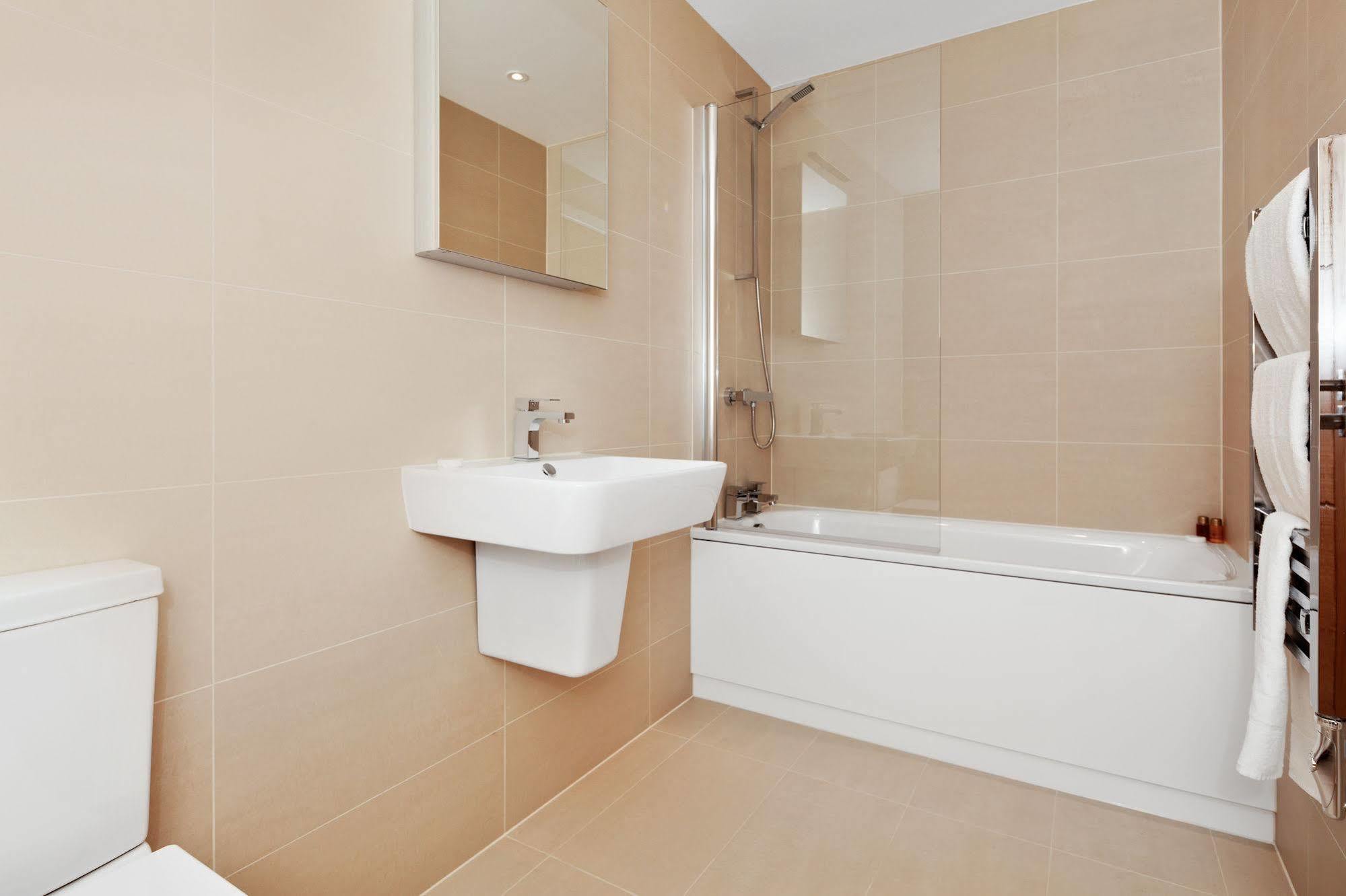 런던 Access West Kensington 아파트 외부 사진