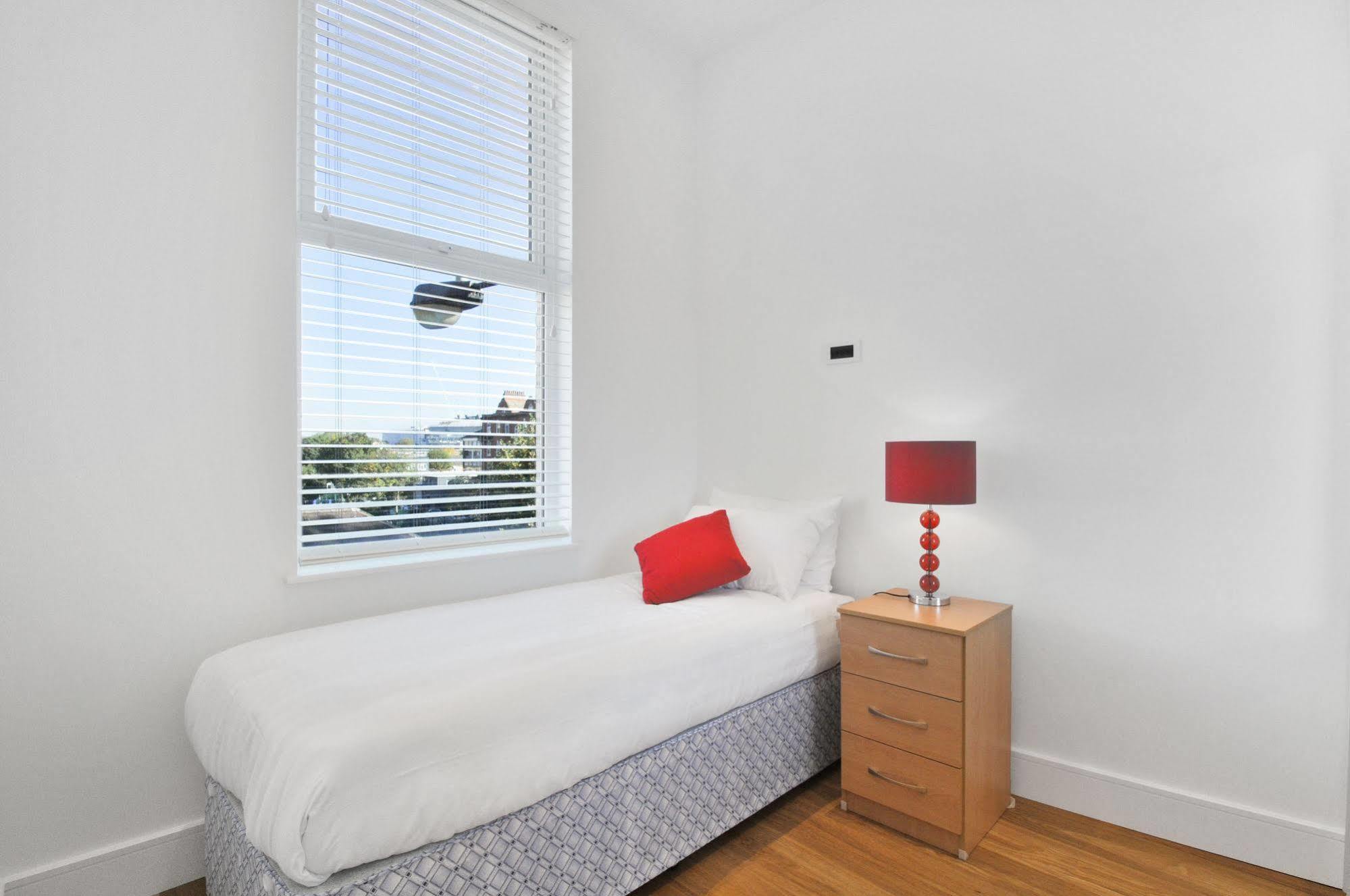 런던 Access West Kensington 아파트 외부 사진