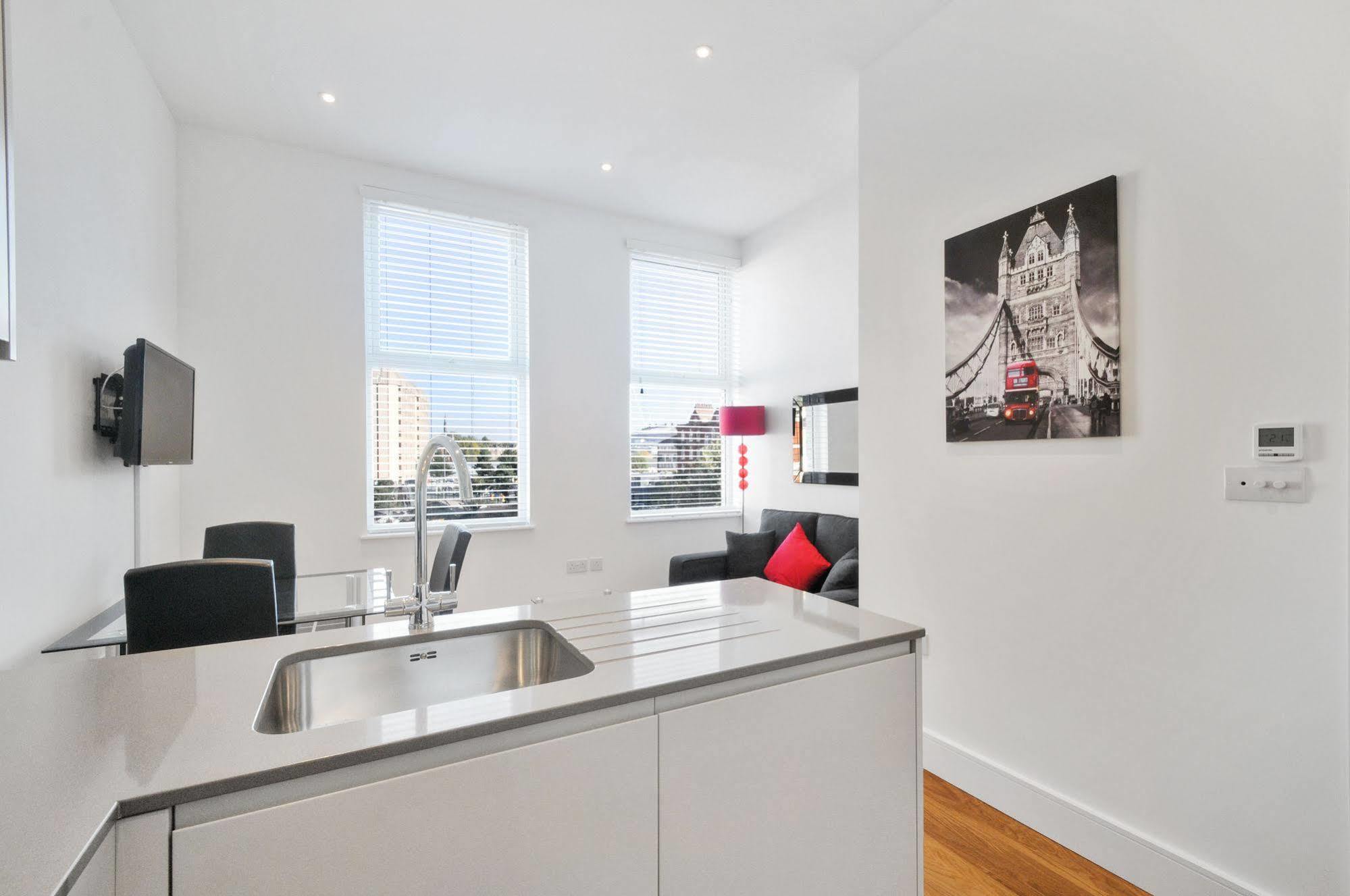 런던 Access West Kensington 아파트 외부 사진