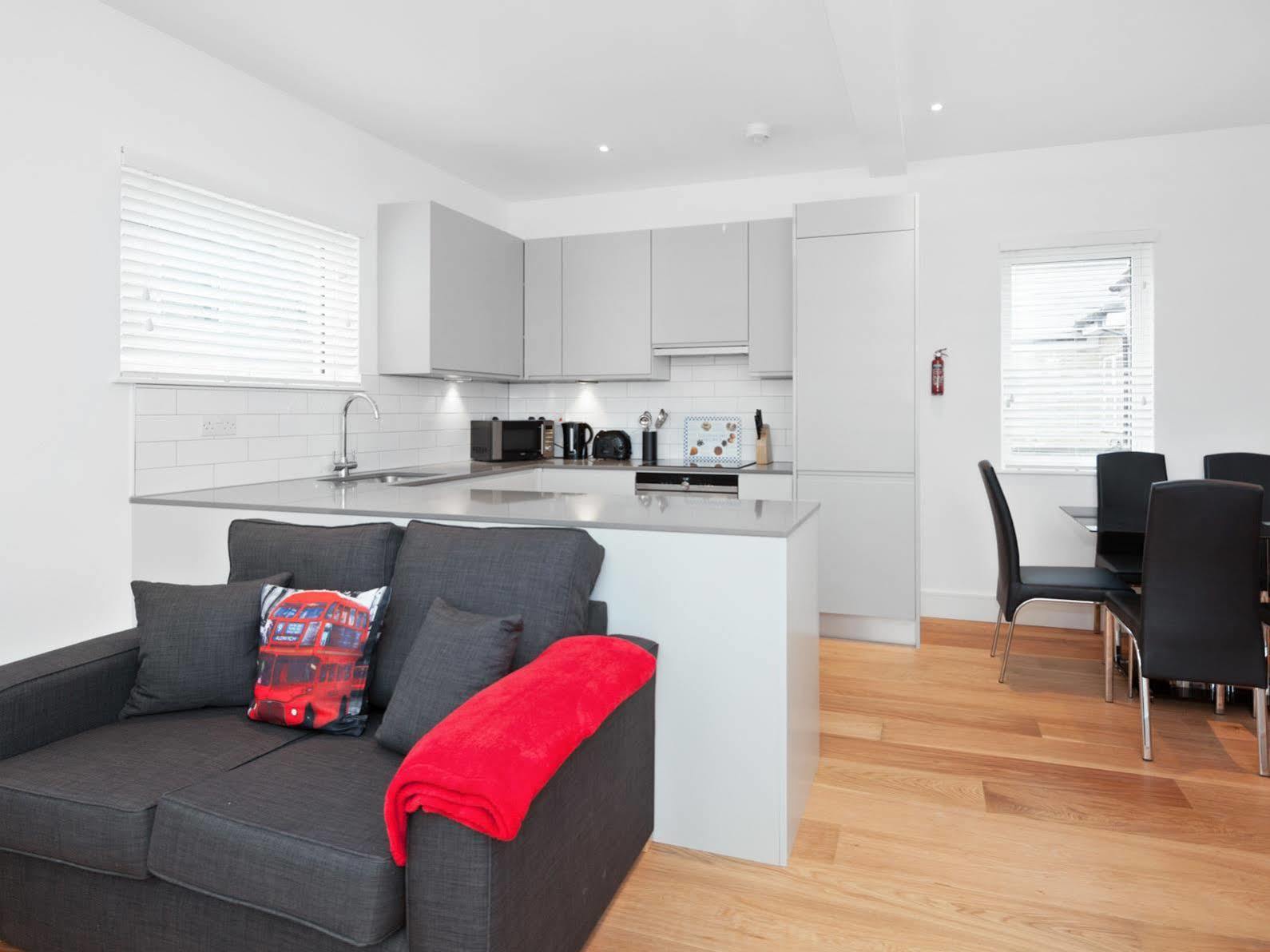 런던 Access West Kensington 아파트 외부 사진